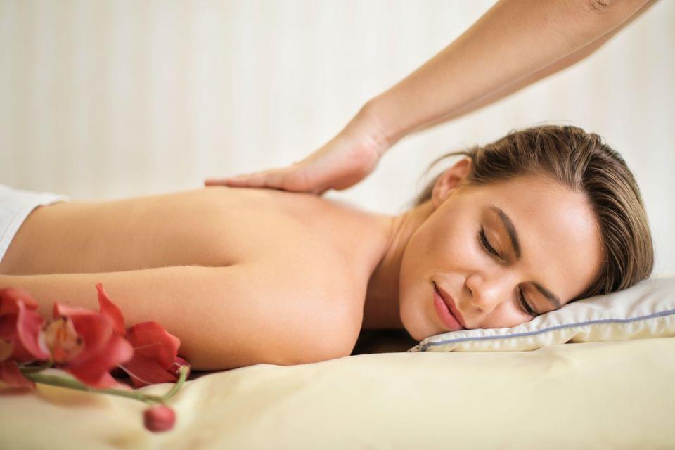 Femme détendue profitant d'un massage