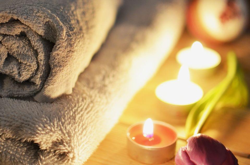 Salle de massage avec serviettes et bougies