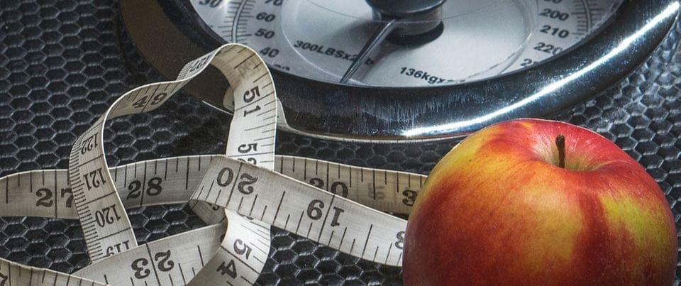 Pèse personne, bande de mesure et pomme